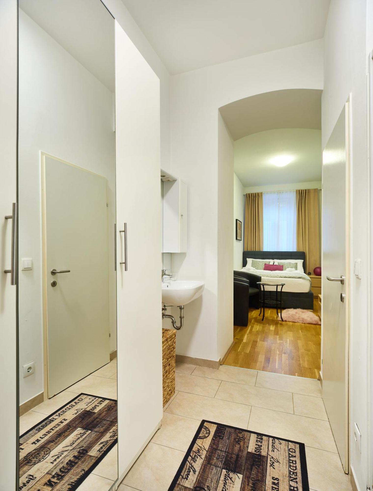 Flarent Economy Apartments Вена Экстерьер фото